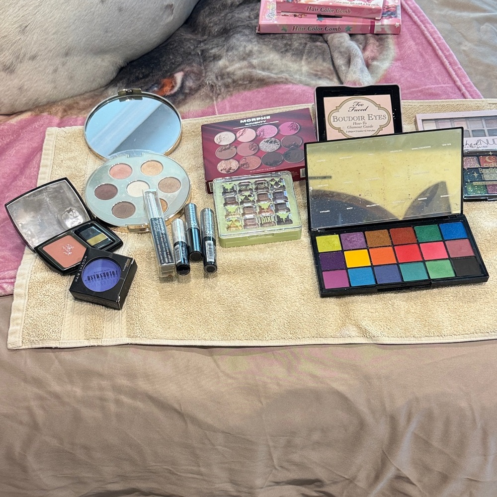 Assorted Women’s Makeup Palette Set – Multicolor